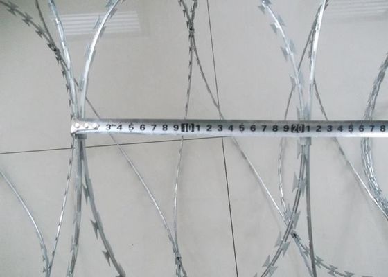 뜨거운 침지된 직류 전기로 자극된 클립 면도날 가시가 있는 블레이드 와이어 가축 펜스 패널
