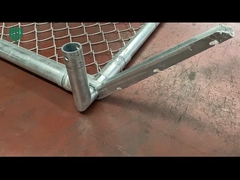 기둥이 있는 아연도금 체인 링크 펜스용 트레일 설치