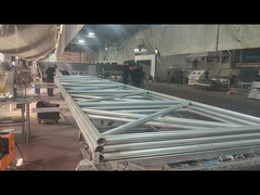 메시 프레임은 용접되고 있습니다