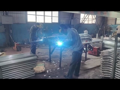 망 연결 액세서리는 울타리 기둥에 용접되고 있습니다