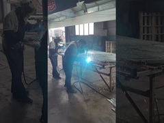 메쉬가 프레임에 용접되고 있습니다.