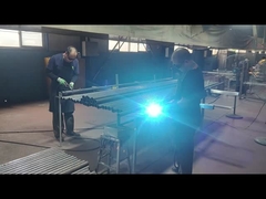 울타리 포스트 액세서리는 포스트에 용접되고 있습니다