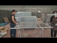 프레임에 은색 페인트를 뿌리세요.