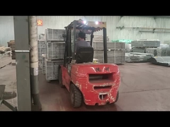 포장된 상품이 창고에 보관되고 있습니다.