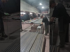 울타리 기둥을 다듬고 사포질하고 있습니다.