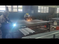 호주로 보내진 3D 울타리가 이렇게 용접되었습니다.