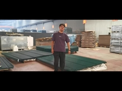 녹색의 4개의 구부러진 등반 방지 울타리는 정말 아름답습니다.