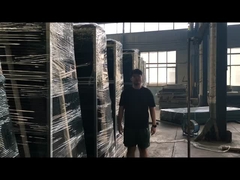 수직지원을 가진 검은색 등산 방지 울타리