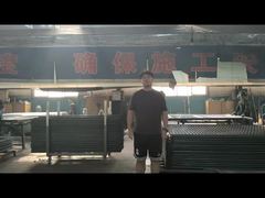 팔레트에 용접된 철망 울타리