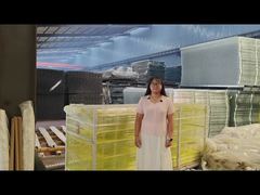 가장자리 보호 펜스가 있는 팔레트 포장