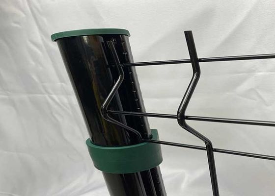 50*150mm 네덜란드형 포스트 PE는 Ｖ 메쉬선 울타리를 코팅했습니다